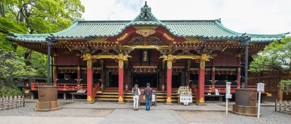 Japonci se modlí u svatyně — Stock fotografie