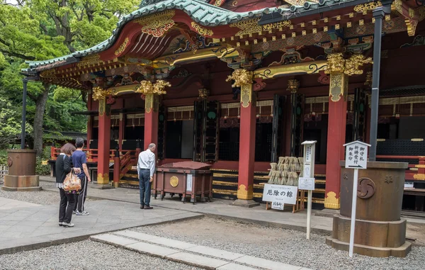 Japanse mensen bidden bij heiligdom — Stockfoto