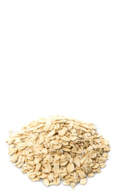 Beyaz arka plan üzerinde çiğ yulaf gevreği