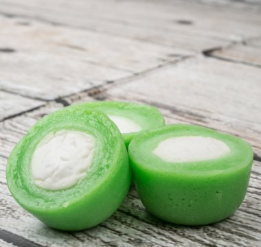 Yerel Kuih Nona Manis bilinen popüler Endonezya incelik