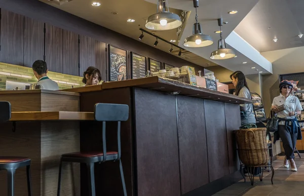 Vue intérieure du café Starbucks — Photo