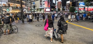 Popüler Shibuya Crossing'de insan kalabalığı