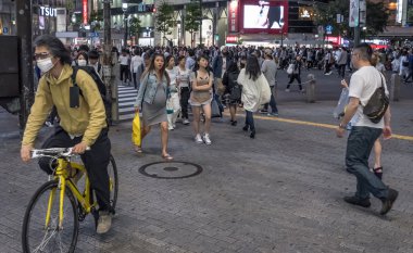 Popüler Shibuya Crossing'de insan kalabalığı