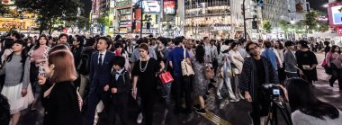 Popüler Shibuya Crossing'de insan kalabalığı