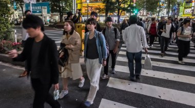 Popüler Shibuya Crossing'de insan kalabalığı