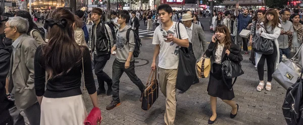 Multitud de personas en el popular Shibuya Crossing — Foto de Stock