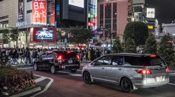 人気の渋谷踏切に大勢の人が集まりました — ストック写真