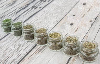 Kuru otlar çeşitli