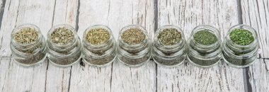 Kuru otlar çeşitli