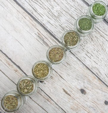 Kuru otlar çeşitli