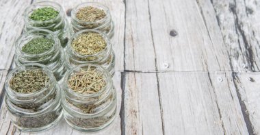 Kuru otlar çeşitli