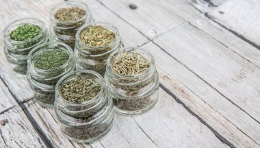 Kuru otlar çeşitli