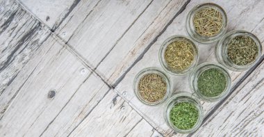 Kuru otlar çeşitli