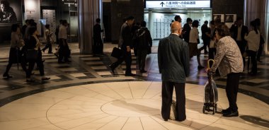 Tokyo Tren İstasyonu'ndaki kalabalıklar, Tokyo
