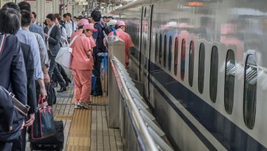 Temizleyiciler Japonya kurşun tren antrenörü temizlemek için hazırlanıyor