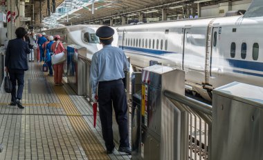 Temizleyiciler Japonya kurşun tren antrenörü temizlemek için hazırlanıyor