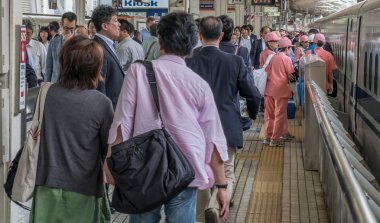 Temizleyiciler Japonya kurşun tren antrenörü temizlemek için hazırlanıyor
