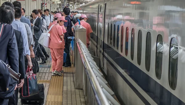 Temizleyiciler Japonya kurşun tren antrenörü temizlemek için hazırlanıyor