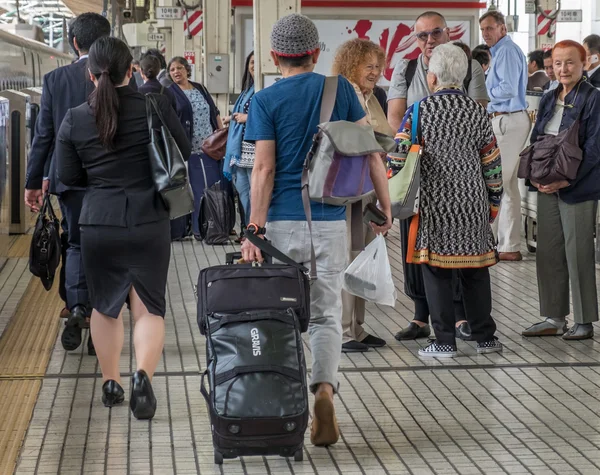 Temizleyiciler Japonya kurşun tren antrenörü temizlemek için hazırlanıyor