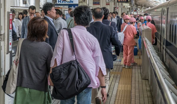 Temizleyiciler Japonya kurşun tren antrenörü temizlemek için hazırlanıyor