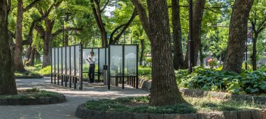 Tokyo'daki halka açık parkta sigara içilen bölümler.