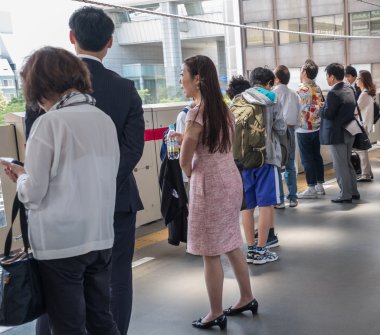 Tokyo Metro metrosunda yolcular