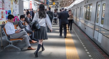Tokyo Metro metrosunda yolcular