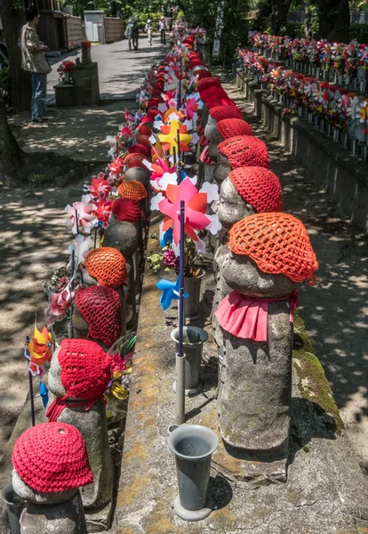 Estátuas de crianças em Zojoji Temple, Tóquio — Fotografia de Stock