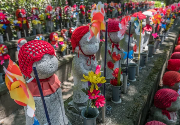 增 사원, 도쿄에서에서 작은 어린이 동상 — 스톡 사진