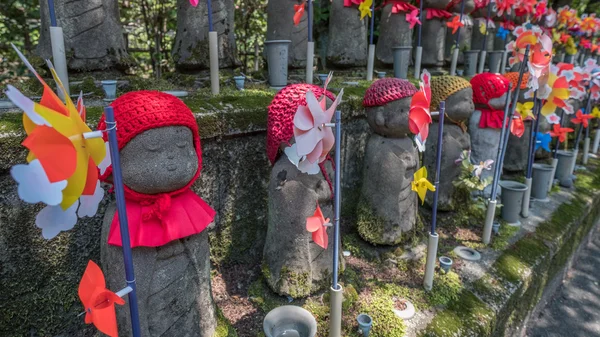 Estátuas de crianças em Zojoji Temple, Tóquio — Fotografia de Stock