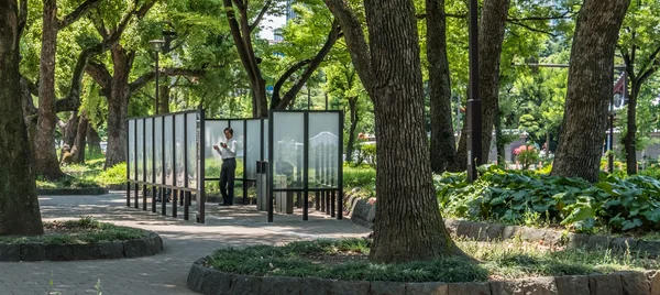 Designated smoking sections in a Tokyo public park. — Stock Photo, Image