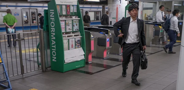 Pendler in Tokyos U-Bahn — Stockfoto