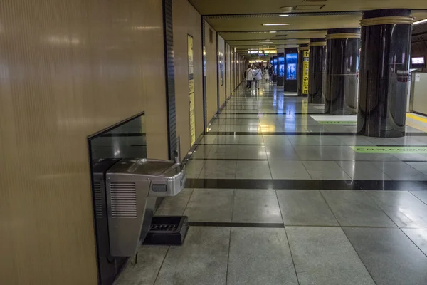 Коммутеры в метро Токио — стоковое фото
