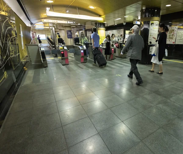 Pendler in Tokyos U-Bahn — Stockfoto