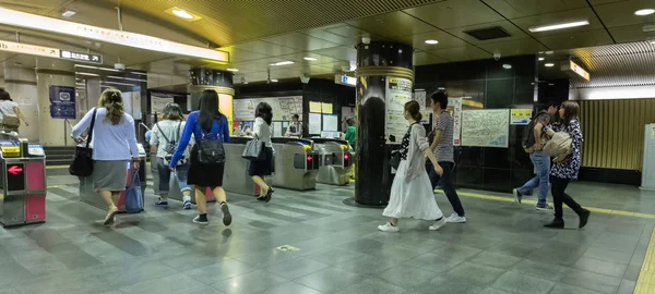 Pendler in Tokyos U-Bahn — Stockfoto