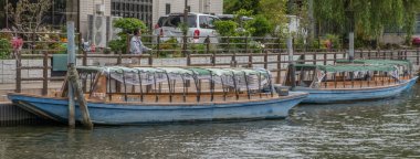 Yerli halk ve ahşap bir tekne sürme turizm