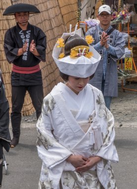 Geleneksel kostümlü Japon gelin