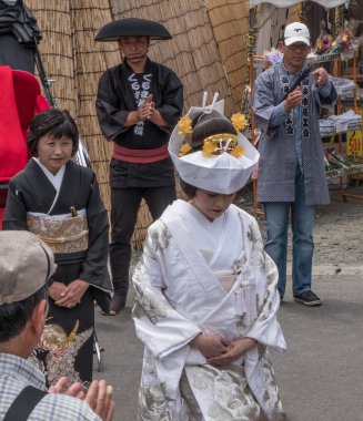 Geleneksel kostümlü Japon gelin