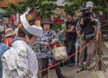 Geleneksel kostümlü Japon gelin