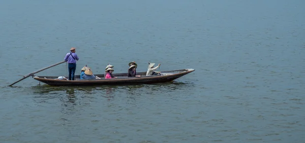 Les habitants et les touristes à cheval un bateau en bois — Photo
