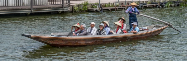 Les habitants et les touristes à cheval un bateau en bois — Photo