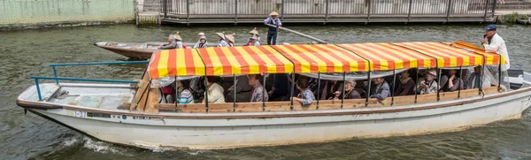 Locals en toeristen rijden een houten boot — Stockfoto