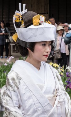 Geleneksel kostümlü Japon gelin
