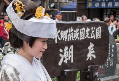 Geleneksel kostümlü Japon gelin