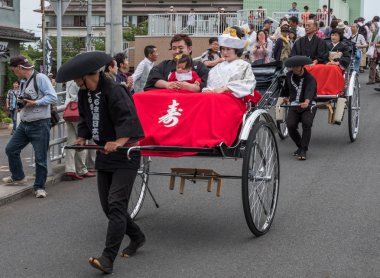 Japon gelin ve damat çekçek geleneksel kostüm