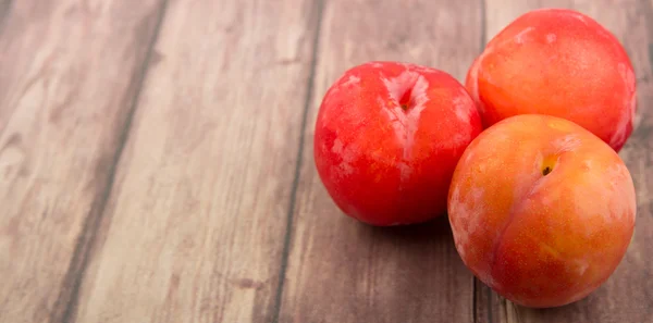 Ciruelas rojas japonesas — Foto de Stock