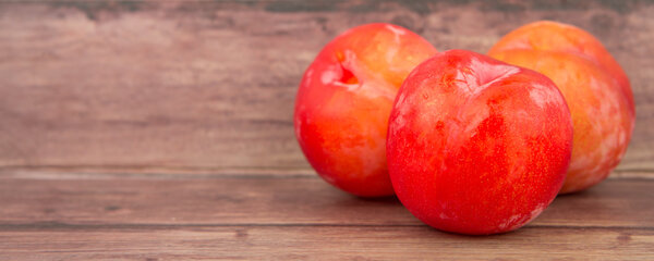 Японские красные сливы
