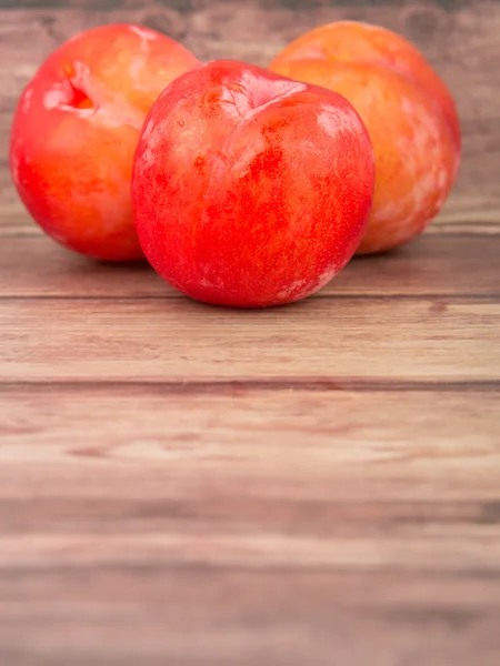 Japanische rote Pflaumen — Stockfoto