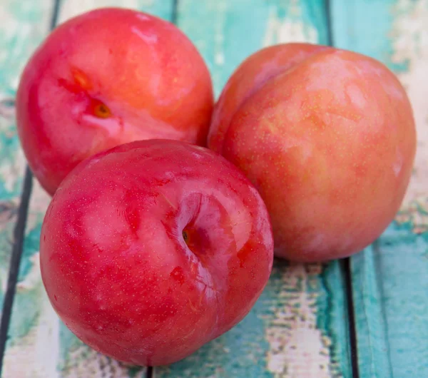 Japanische rote Pflaumen — Stockfoto