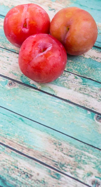 Ciruelas rojas japonesas — Foto de Stock